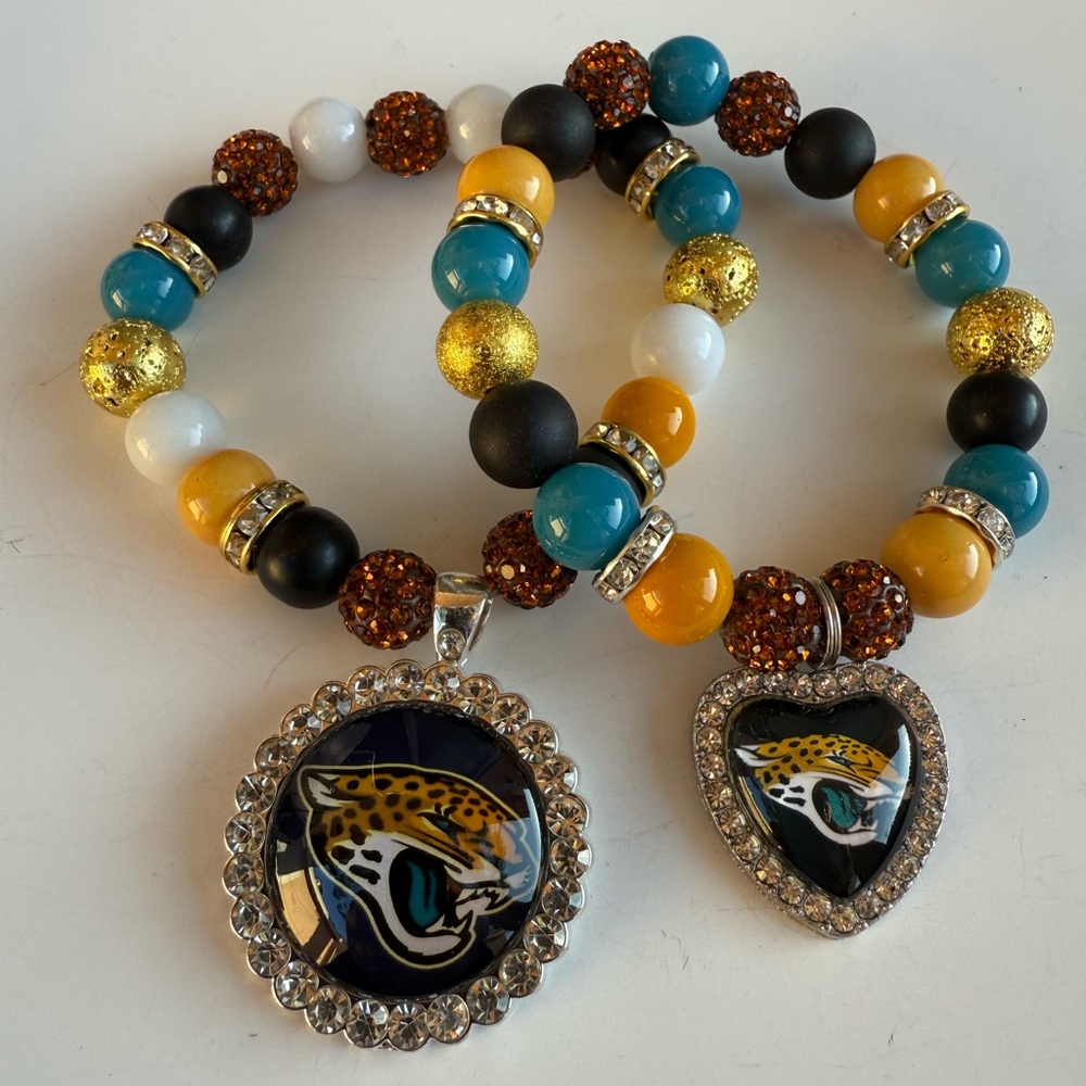 NFL Multicolor Beaded Bracelet Set with Team Pendant
Jacksonville Jaguars